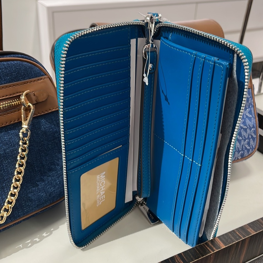 Michael Kors Jet Set Travel Large Travel CONTINENTAL 
Lagoon - Picture 9 of 16
